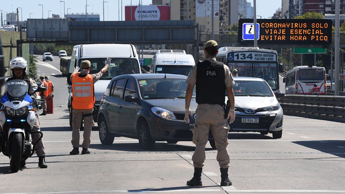 En Buenos Aires buscan controlar la circulación de vehículos por el pico de casos de coronavirus.
