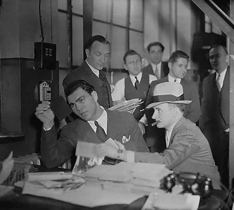 Schmeling tuvo el coraje de decirle “no” al mismísimo Adolf Hitler, cuando este le pidió que se desvinculara de quien manejaba su carrera, que era judío: “Nein, mein Führer. Recibí una carta del Ministerio de Deportes del Reich. También quieren que me separe de Joe Jacobs (en la foto, junto con el boxeador), mi manager desde 1928... Realmente necesito a Joe Jacobs. Todo mi éxito en Estados Unidos se lo debo a él”, le respondió. Años después, el dictador le cobraría la correspondiente factura por este desplante.