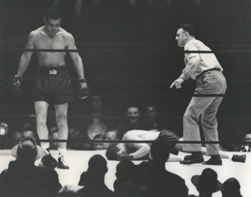 En la revancha, disputada el miércoles 22 de junio de 1938, nuevamente en el Yankee Stadium, colmado por 70.000 espectadores, Louis (90,150 kilos), quien realizaba la 4ª defensa del título que había ganado el año anterior, necesitó solo 124 segundos para noquear al germano (87,550), al que derribó tres veces y le fracturó dos costillas y tres vértebras cervicales antes de que el árbitro Arthur Donovan –el mismo del choque que sostuvieron exactamente dos años y tres días antes–, detuviera la masacre.