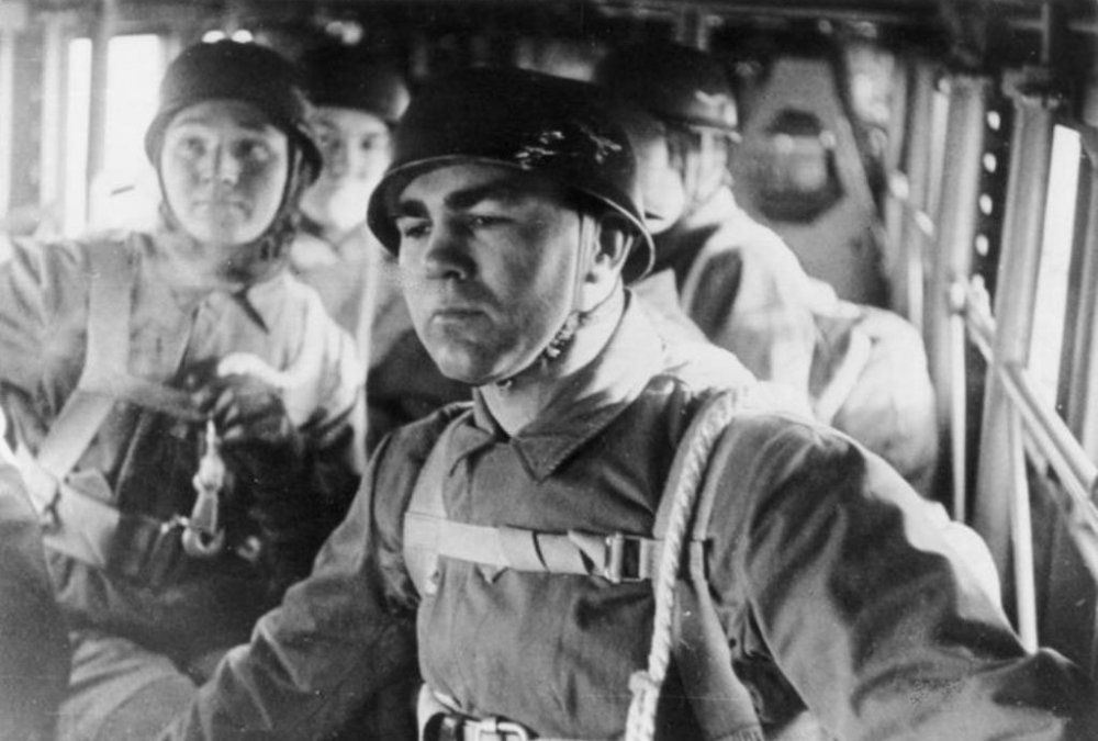 Cuando estalló la Segunda Guerra Mundial, Schmeling fue reclutado, destinado al Regimiento 1 de Fallschirmjäger (Paracaidistas) y, entre el 20 de mayo y 1 de junio de 1941, con casi 36 años, participó de la Unternehmen Merkur (Operación Mercurio), cuando las fuerzas del Eje ocuparon la isla de Creta, Grecia. Allí, Schmeling se rompió los meniscos y sufrió una grave lesión en la columna, pero no solo sobrevivió a una muerte segura –a la que lo mandó Hitler– sino que, a su regreso, sería condecorado por su valor y arrojo.