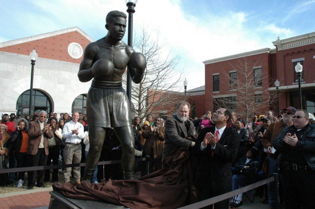 En Estados Unidos se erigieron distintos monumentos en memoria de Joe Luis. Uno de ellos se inauguró el sábado 27 de febrero de 2010 en el ala oeste del Palacio de Justicia del condado de Chambers, en Lafayette, Alabama, donde el ex campeón nació el 13 de mayo de 1914. Su hijo, Joe Louis Barrow, Jr. (en primer plano), y el escultor, Casey Downing (detrás del mismo), descubrieron la estatua de bronce de 2,40 metros.