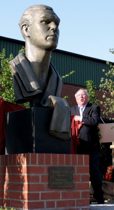 El viernes 21 de mayo de 2010, en Hollenstedt –ciudad en la que vivió casi 55 años, y donde está sepultado–, se inauguró un busto de Max Schemeling. La escultura de bronce, con una base de dos metros de altura, fue diseñada por el escultor Carsten Eggers. Además, otro busto perpetúa su memoria en Klein Luckow, donde el ex rey pesado nació el 28 de septiembre de 1905.