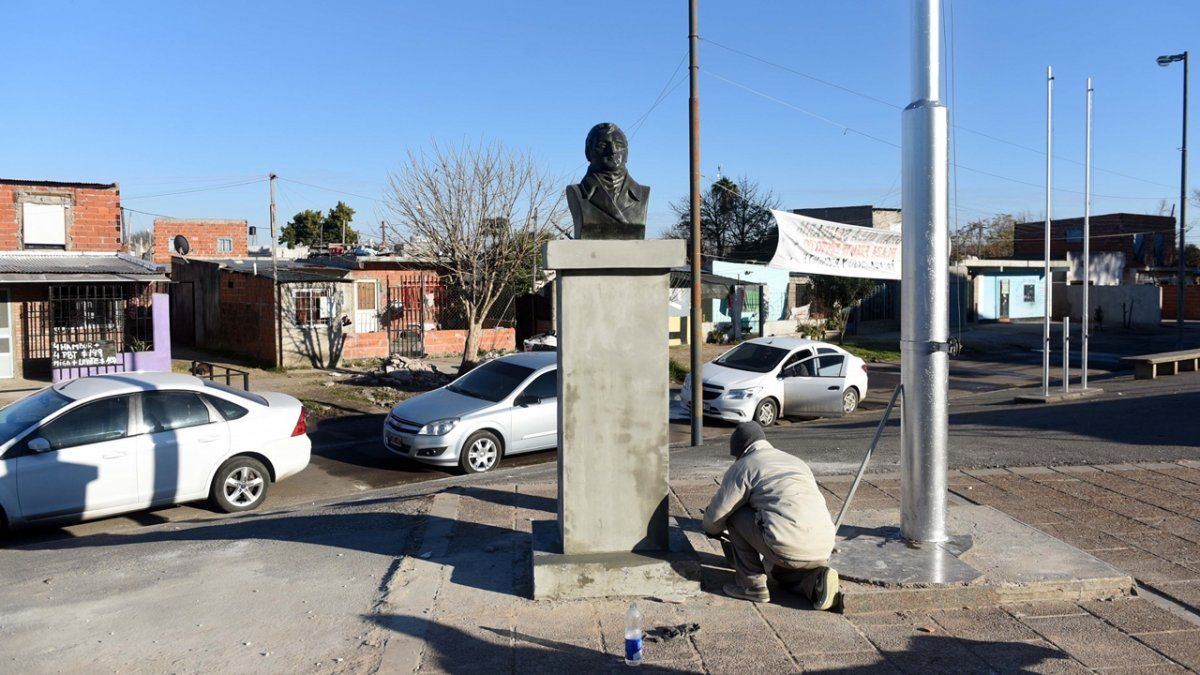 Las esculturas, realizadas con hormigón combinado de mampostería, son una réplica de un busto original antiguo de bronce.