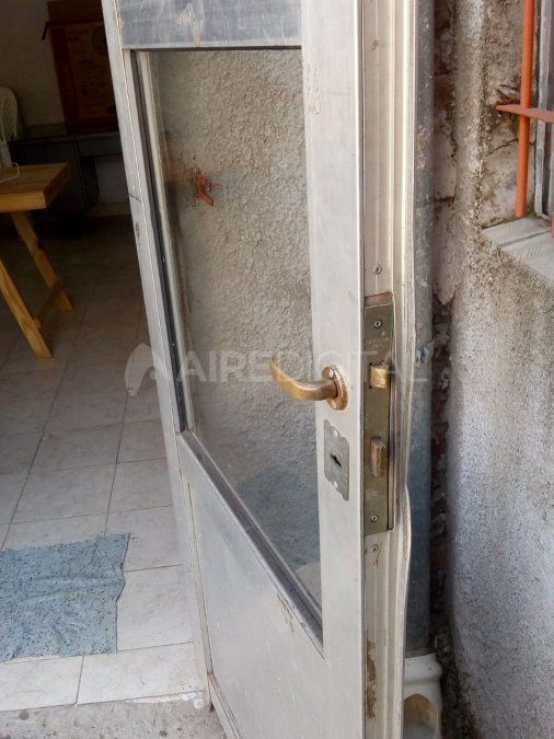 Los delincuentes forzaron la puerta del SUM.