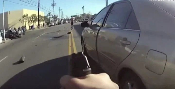 La mujer se acerca y le dispara 6 veces al hombre (Captura de video).