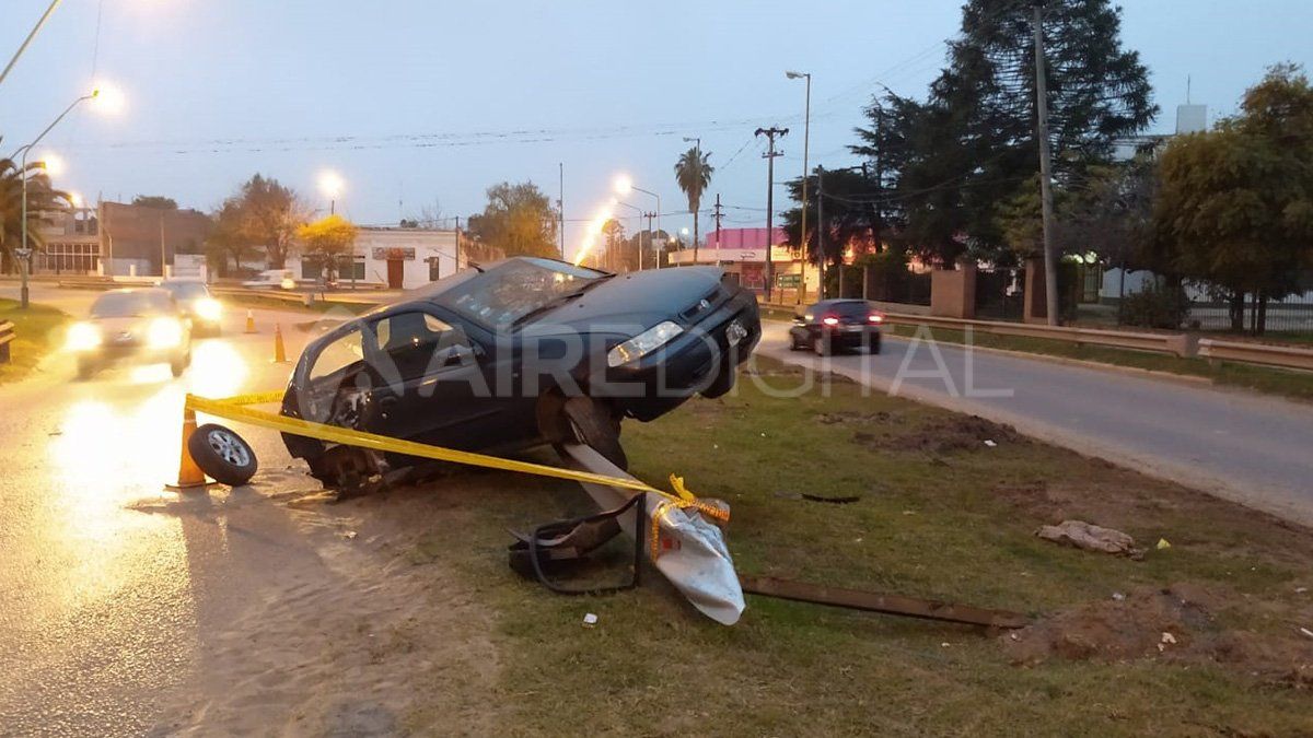 Una de las ruedas traseras fue arrancada por completo.