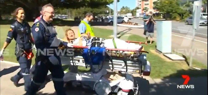 Durante su traslado en camilla hasta el vehículo, la mujer estaba dolorida pero sonriente y se levantó un poco para gritar a los medios que la estaban grabando: "¡Todavía me encantan los tiburones! ¡Los tiburones son preciosos!" (Captura de video) 