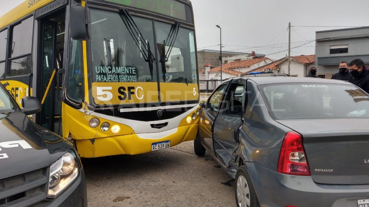 Tres pasajeros del colectivo y el conductor del auto fueron trasladados al hospital Cullen pero no tenían heridas de gravedad.