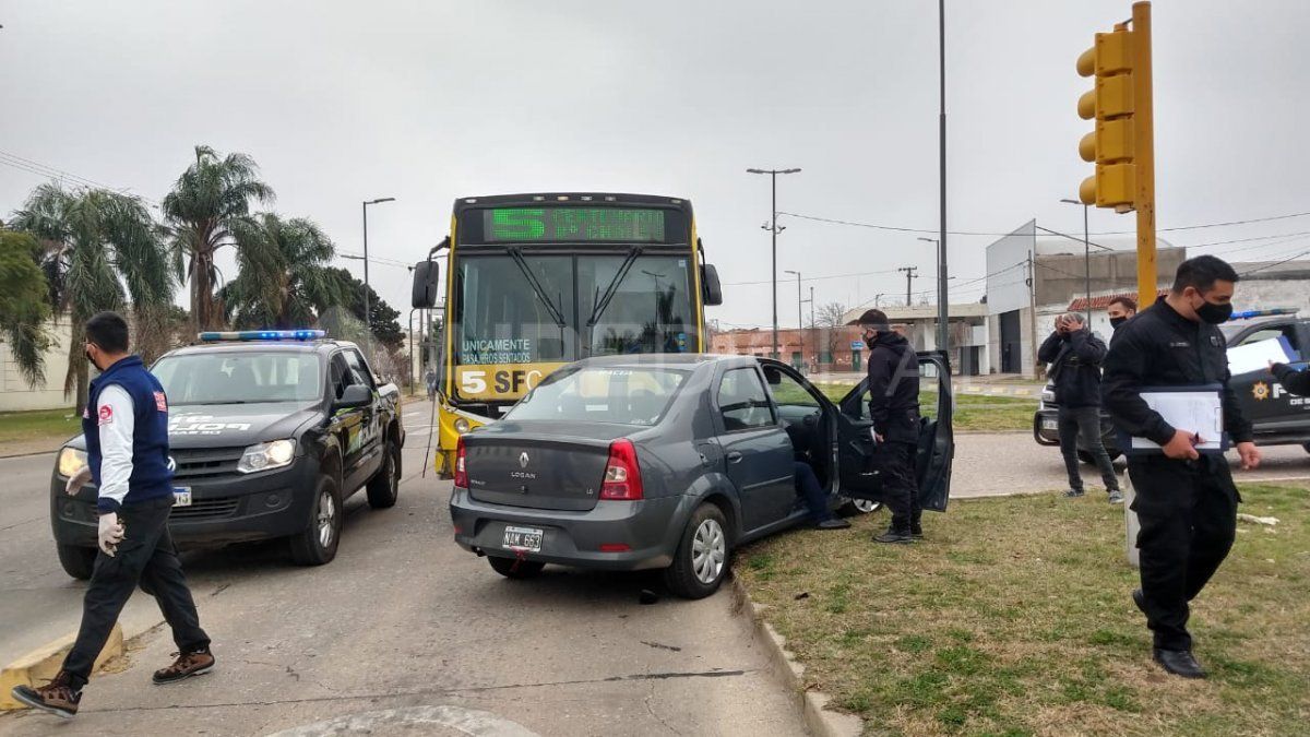 El Renault Logan circuló unos metros en contramano por el carril exclusivo de colectivos.