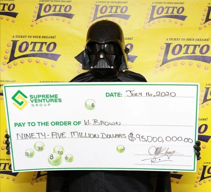 El afortunado quiso proteger su identidad y asistió a la entrega del premio de U$S 95 millones vestido como Darth Vader. Según contó, ni sus amigos, ni su familia sabe que ganó el millonario premio y no quiere exponerse por seguridad 