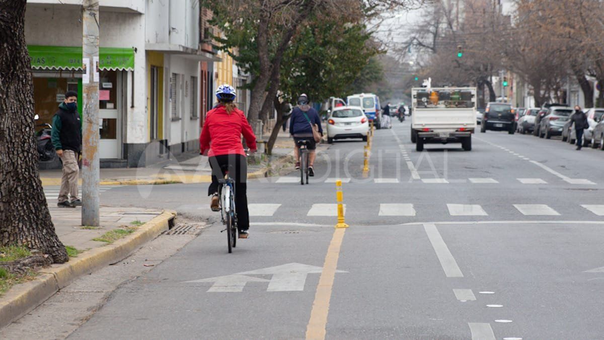 Una ciclista circula por la ciclovía de Urquiza.