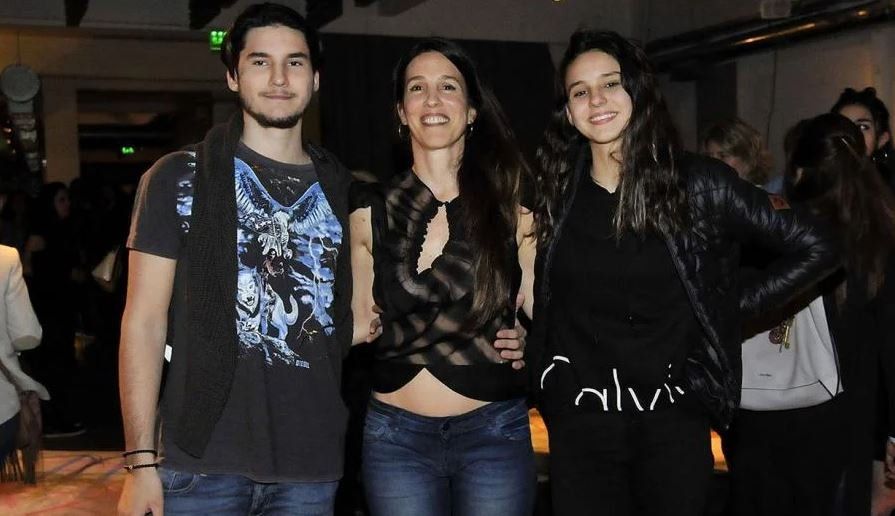 Paula Robles junto a sus dos hijos.