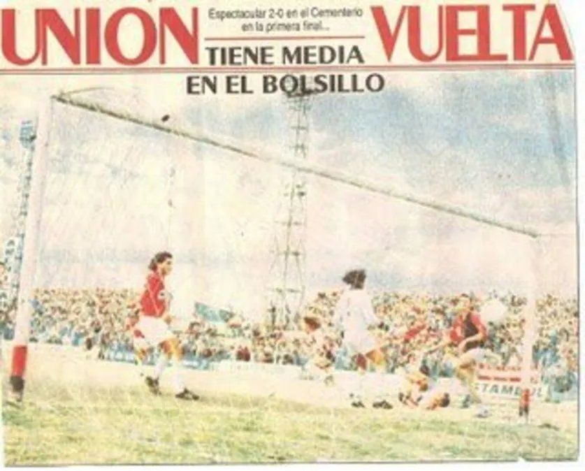 Así titulaban los medios de la época, la final entre Unión y Colón por un lugar en Primera División. Ambos planteles concentraron en la ciudad de Paraná.