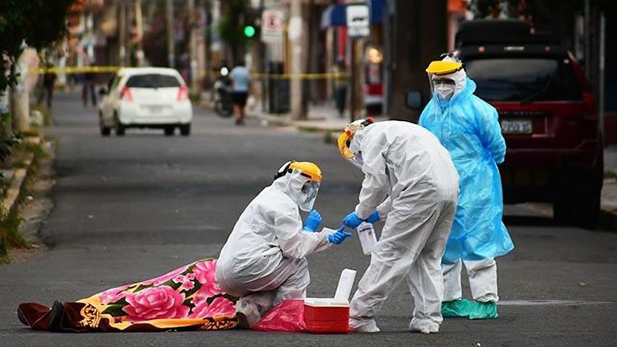 Personal de la salud retira cuerpos de las calles de Bolivia.