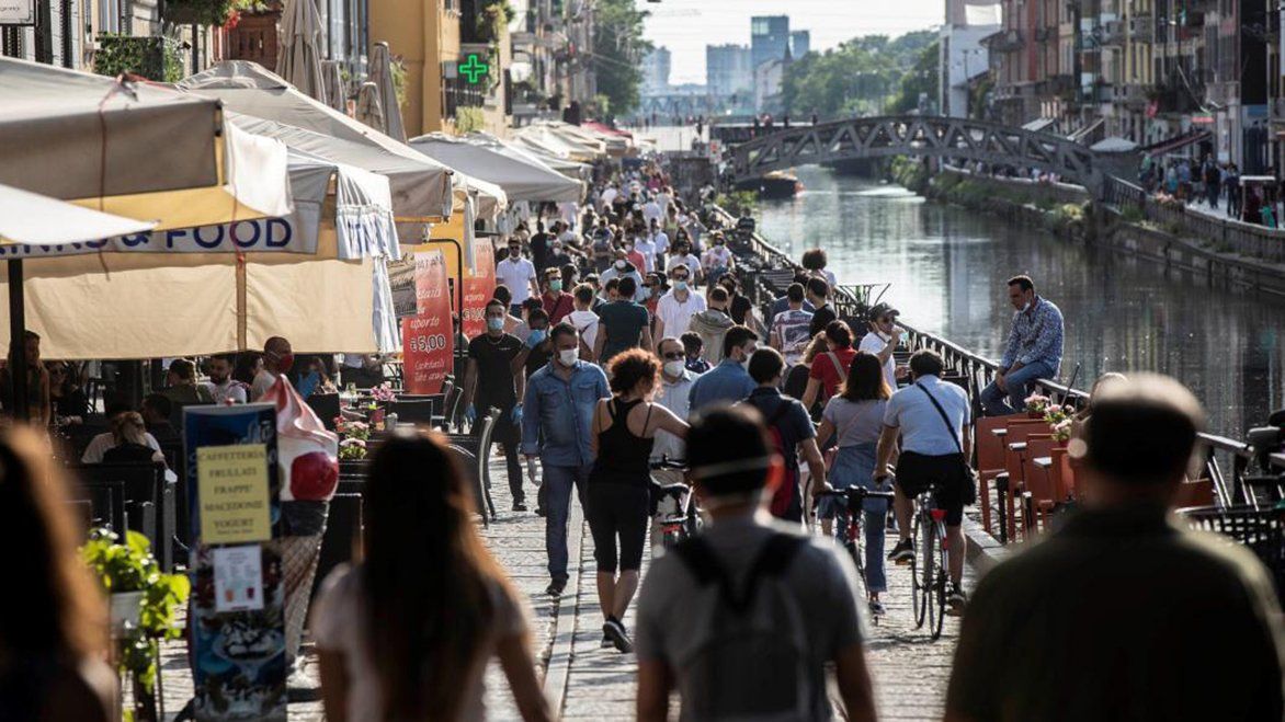 Las personas en Italia se relajaron tras la notable baja en las cifras de casos y muertes por coronavirus en ese país.
