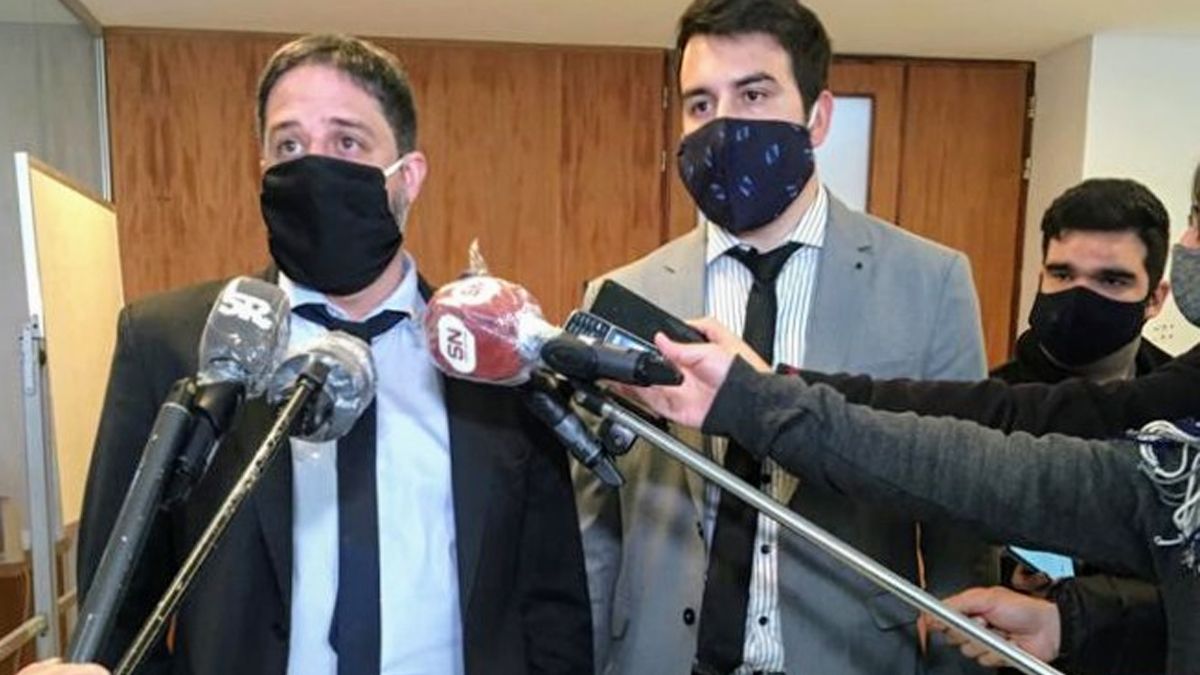 Los fiscales Matías Edery y Gastón Ávila brindaron una conferencia de prensa al finalizar la audiencia imputativa a dos jóvenes por el asesinato de Eduardo Trasante.