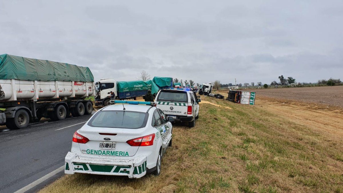 El tránsito estuvo cortado en la zona, donde trabajaron bomberos, policía y personal del SIES 107. Crédito: Policía de Santa Fe.