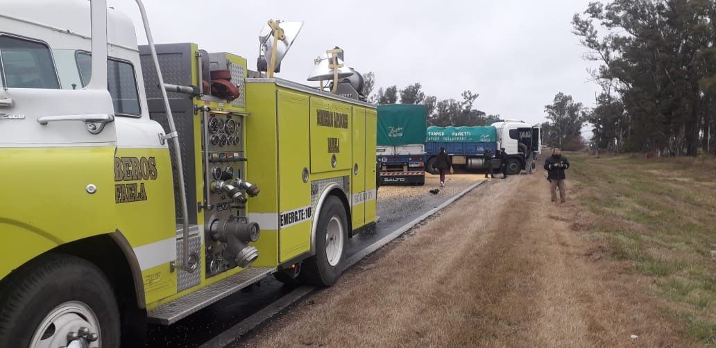 La persona fallecida es el conductor de uno de los camiones. Crédito: Policía de Santa Fe.