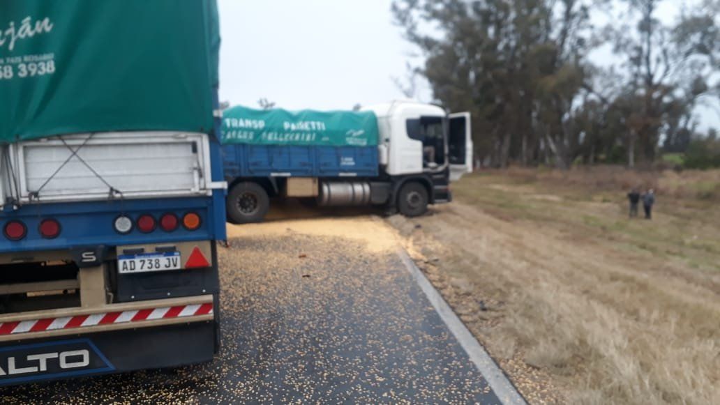 Los vehículos quedaron totalmente atravesados en la carpeta asfáltica. Crédito: Policía de Santa Fe.