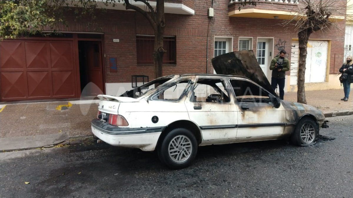 Hubo preocupación en los vecinos porque el árbol cercano fue alcanzado por las llamas. 