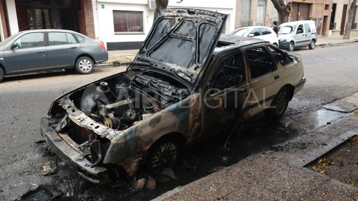 El auto es un Ford Sierra modelo '88.