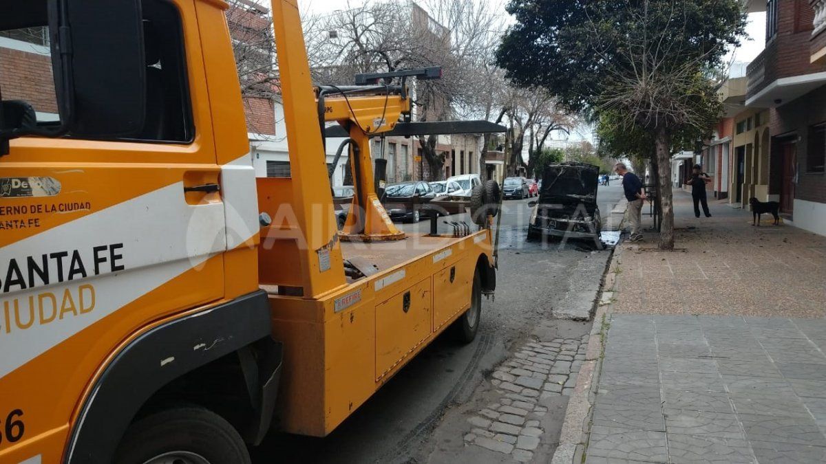 Una grúa municipal retiró el vehículo del lugar. 