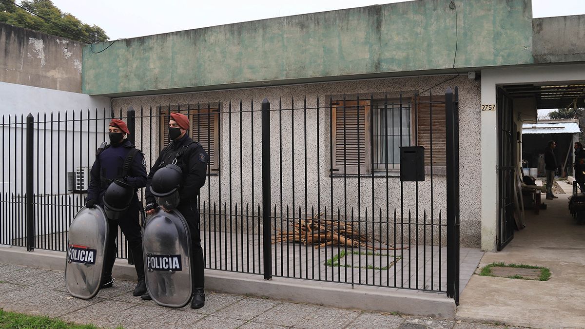 La Policía bonaerense custodia la casa de Jorge Adolfo Ríos, el jubilado de Quilmes que sufrió un robo que culminó con un ladrón muerto.