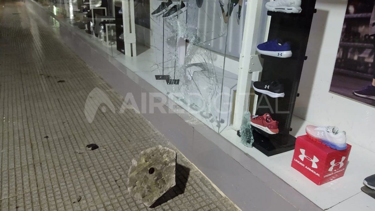 Rompieron el vidrio templado con la base de una sombrilla