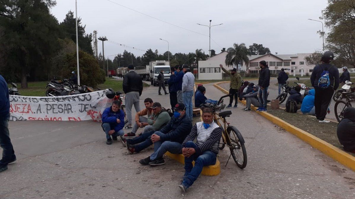 Los trabajadores de la Algodonera Avellaneda se manifiestan frente al Parque Industrial de Reconquista.