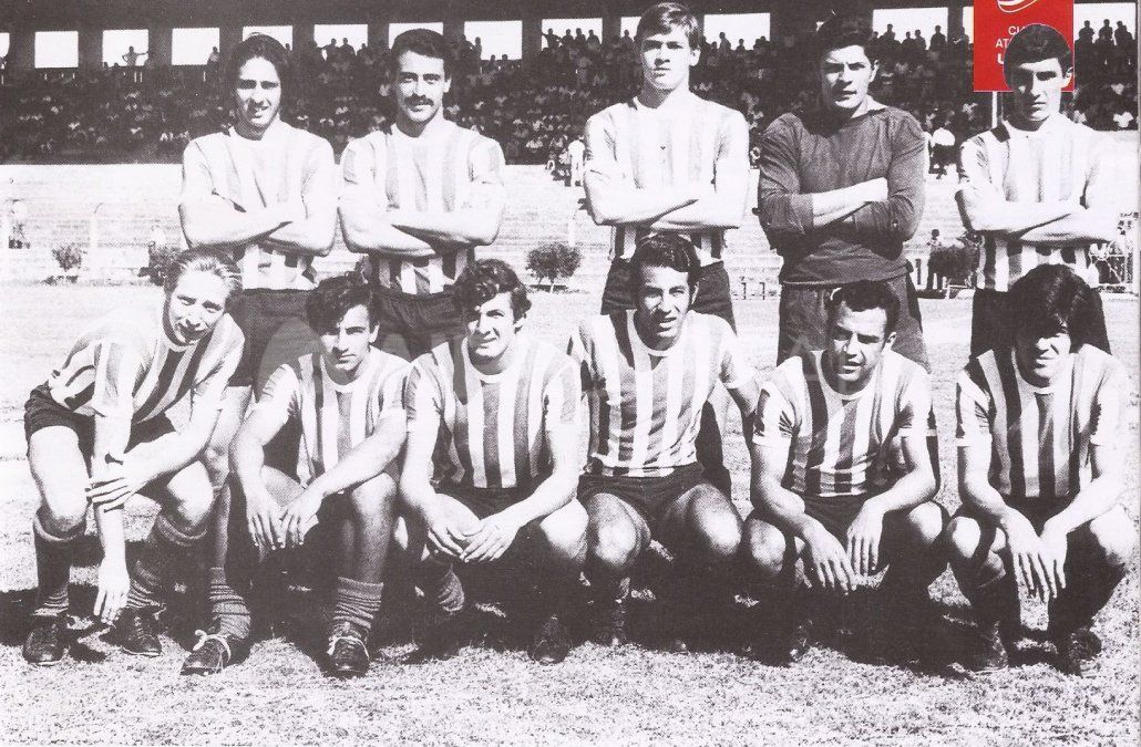 El equipo de Unión que debutó ante Newell's de Barrio Roma por la Liga Santafesina, el 7 de marzo de 1971: Sanseverino, Artucio, Rossi, Del Bianco, Benítez, Toyé, Genolet, Fredes, Díaz y Mendoza. Foto: Libro