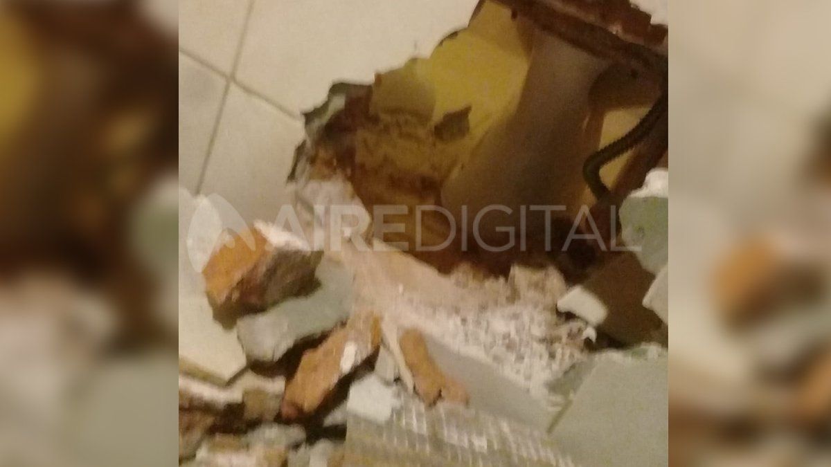 El boquete comunicaba con el baño de la casa lindera al local.