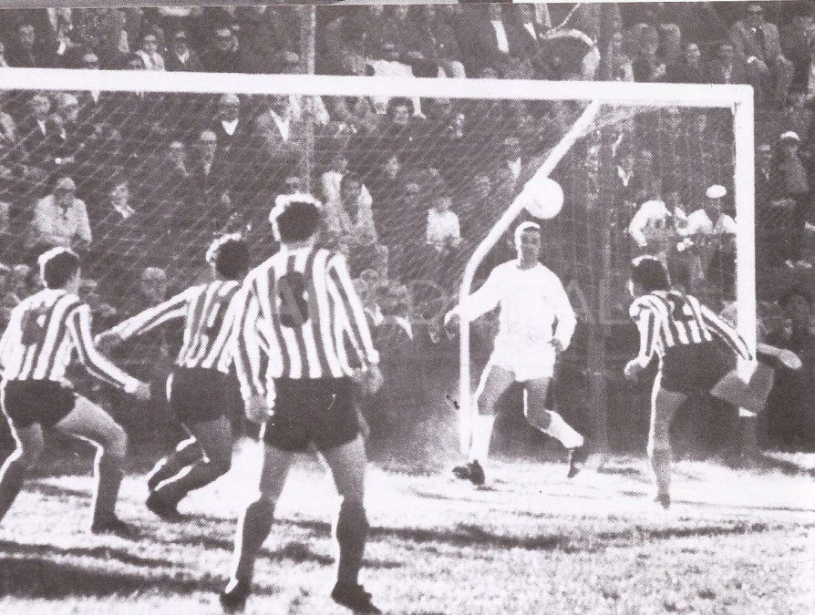 Partido entre Unión y Nacional en 1971, en el marco liguista. Foto: Libro