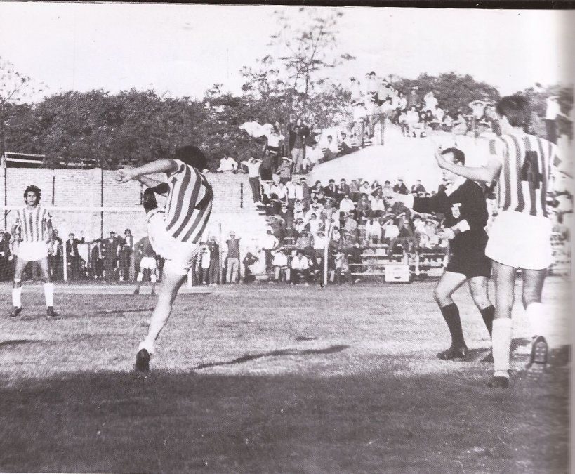 Imagen del partido disputado el 4 de junio de 1972, correspondiente al cotejo vuelta de la Primera Ronda del Grupo 2 del Torneo Regional entre Unión y Atlético Paraná, en la capital entrerriana.