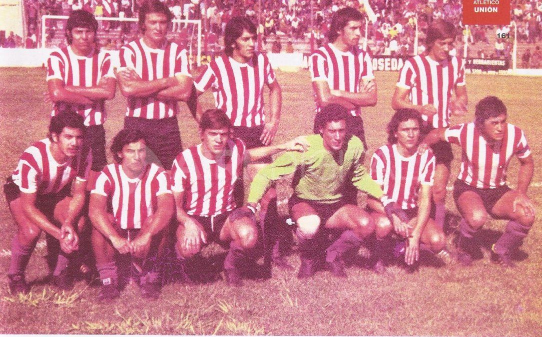 Formación del año 1973, temporada en la que Unión volvió a disputar el Torneo de Primera B. Arriba: Juárez, Sacconi, González, Luque y Garello. Abajo: Silguero, Toyé, Rossi, Febre, Castillo y Miño. Foto: Libro
