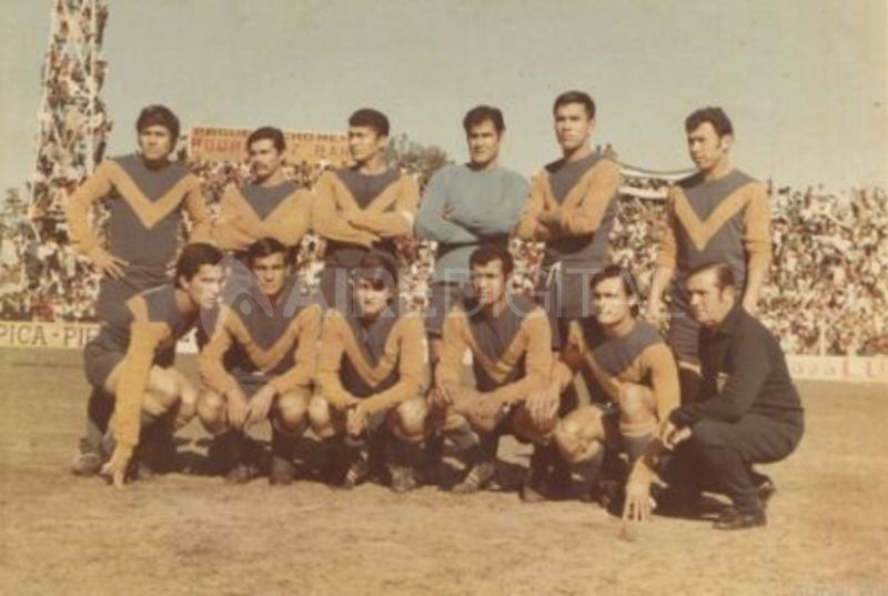 Don Orione de Chaco, campeón del Torneo Regional 1971: Pedro Ramírez, José Barreto, Gerónimo Domínguez, Estanislao González, Andrés González y Carlos Gazzola; Eugenio Alegre, Emilio Zarate, Víctor López, Alfredo Eduardo Cáceres, Miguel Vargas y Manuel Acosta (masajista). DT: José Lestani.