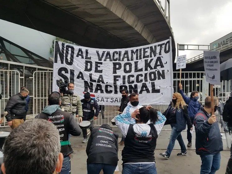 Contundente movilización de trabajadores por la falta de pago de Polka.