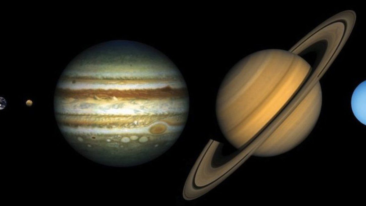 Júpiter y Saturno son los planetas más grandes del Sistema Solar y son gaseosos. Están a más de 588.000.000 kilómetros de distancia del Sol.