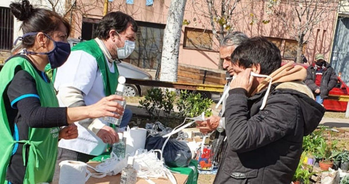 La Municipalidad de Santa Fe entrega 1.000 tapabocas en los espacios más concurridos de Santa Fe. 