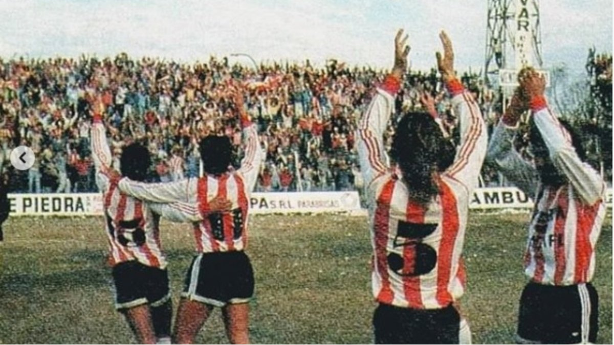 Los jugadores tatengues celebran ante los hinchas, la victoria en la primera final ante Colón. 22 de julio de 1989.