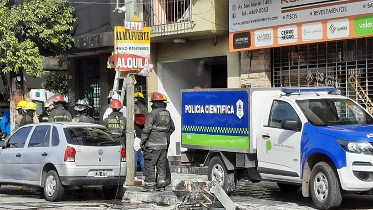 Tragedia en Ramos Mejía, en La Matanza. Tres personas fallecieron en el incendio de un departamento.
