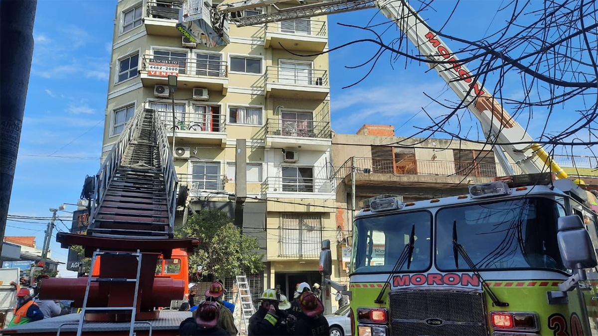 Grúas intentan rescatar a los inquilinos de un departamento que se incendiaba en La Matanza.