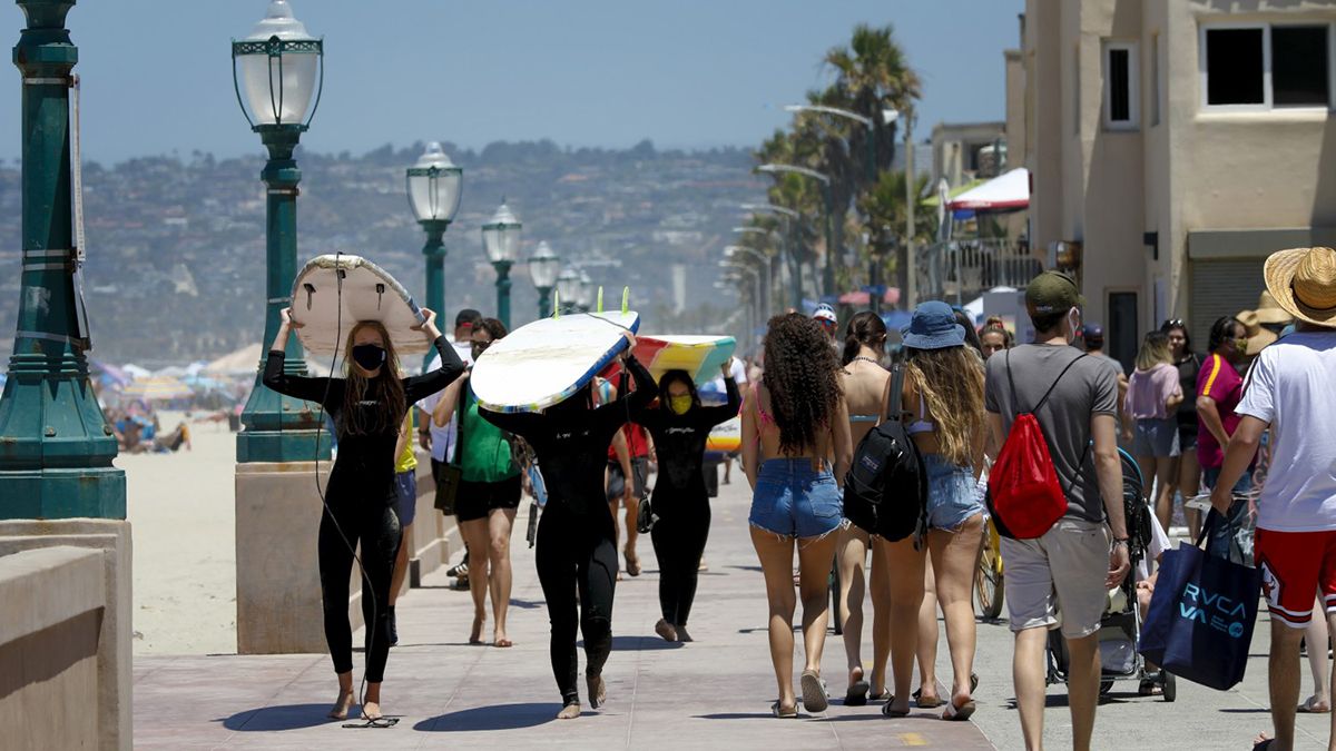 La nueva ola de infecciones en California está siendo impulsada cada vez más por personas jóvenes.