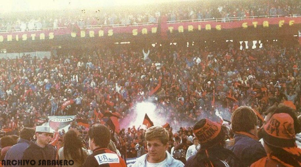 Los hinchas de Colón celebran dentro del campo de juego la vuelta al fútbol grande de la República Argentina. Foto: Archivo Sabalero.