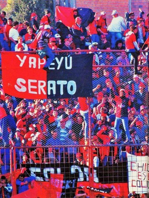 El apoyo de los hinchas de Colón en Tucumán fue multitudinario. En la imagen, los simpatizantes observando la final de ida, con victoria sabalera por 1 a 0 con gol de Marini, el 22 de julio de 1995. Foto: Revista