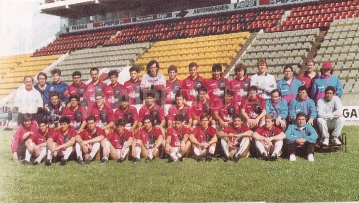 Plantel de Colón que disputó el Torneo de la B Nacional de la temporada 1994/1995. Foto: Historia del Club Atlético Colón (1995) - Juan Jesús Sidoni.