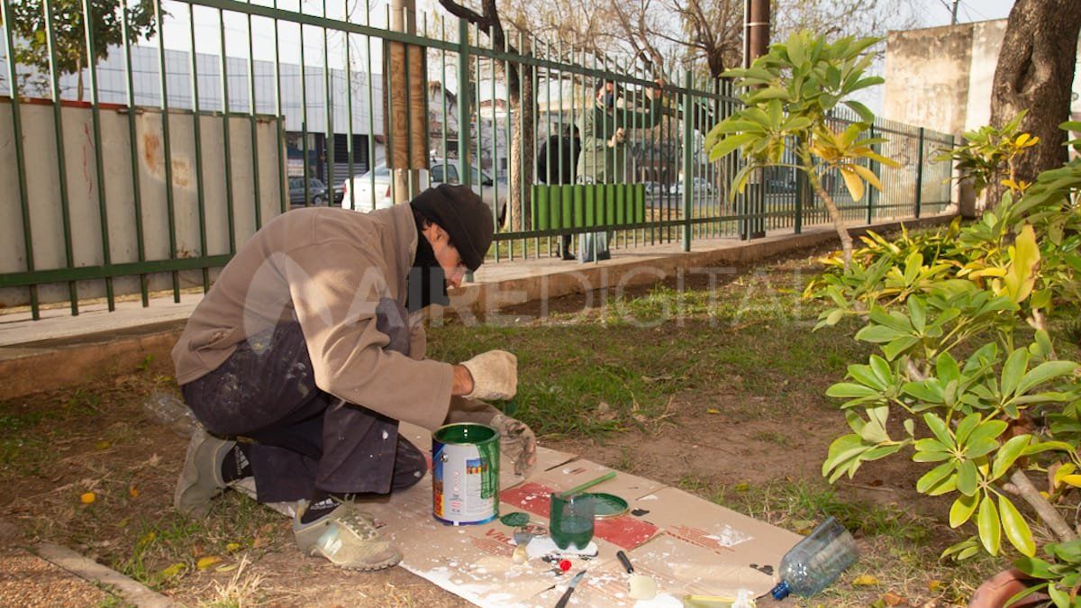 Pintan las rejas del frente de la Escuela Falucho en el marco de las tareas de mantenimiento.