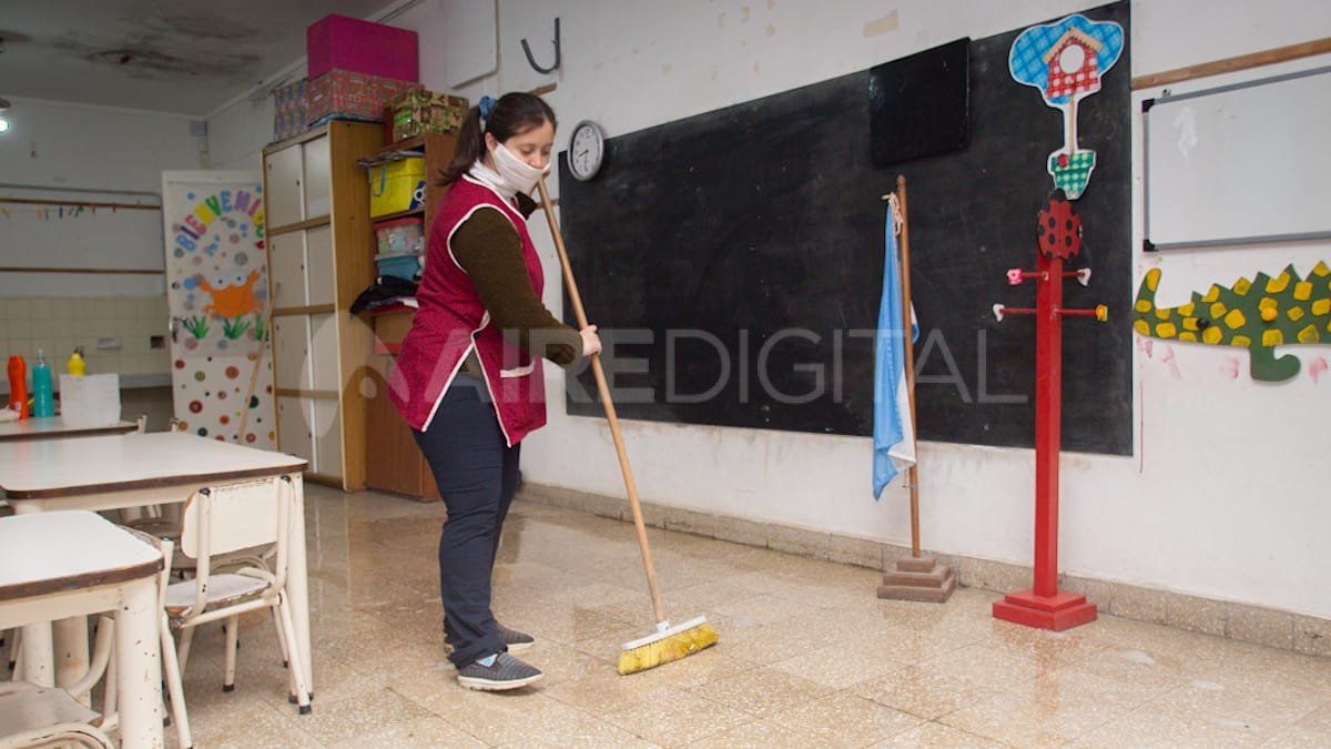 Este lunes comenz&oacute; la limpieza y mantenimiento en escuelas de toda la provincia.