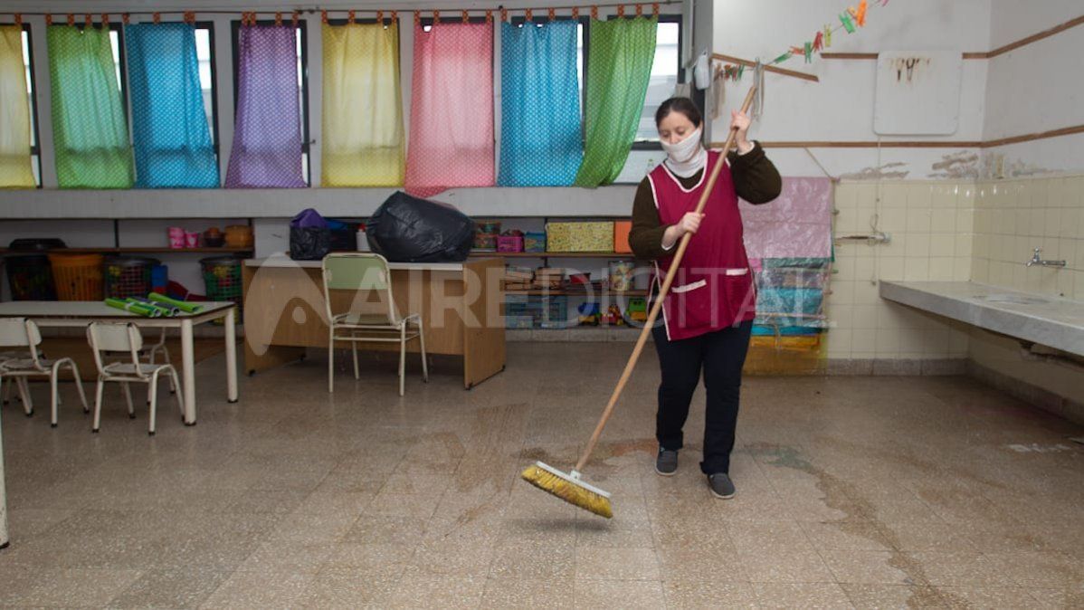 Esta semana comenzó la limpieza de las escuelas en la provincia de Santa Fe.