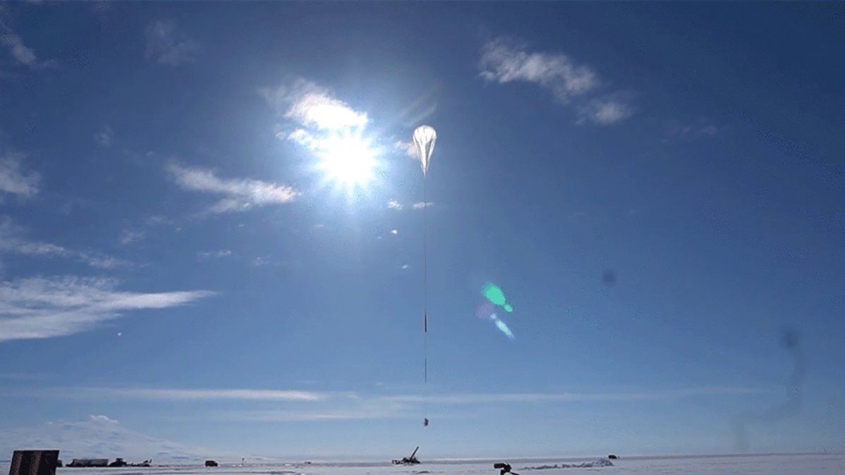 La imagen del lanzamiento del Observatorio Estratosférico de Terahercios II (STO-2), una misión de astrofísica de la Nasa, desde la Antártida en 2016. Tales misiones de globos a gran altitud brindan la oportunidad de observar longitudes de onda de luz que están bloqueadas por la atmósfera de la Tierra. .