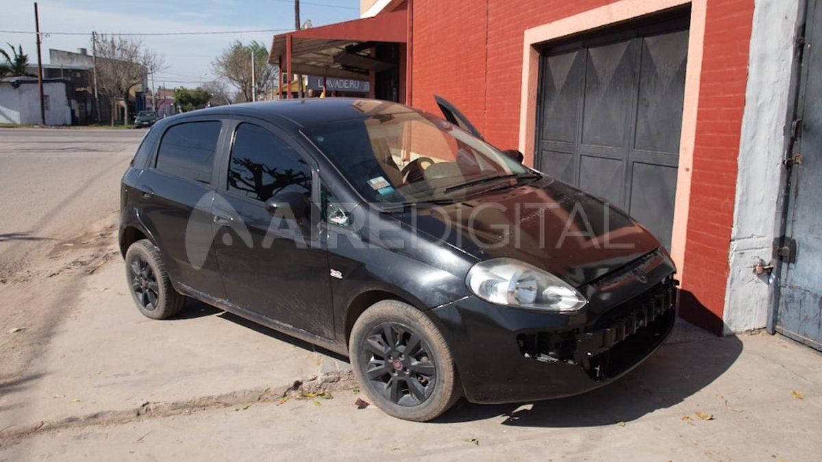 Un Fiat Punto que estaba estacionado también fue impactado.